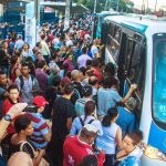 onibus_lotado-moto-adventure-moto-e-a-melhor-solução-para-a-crise