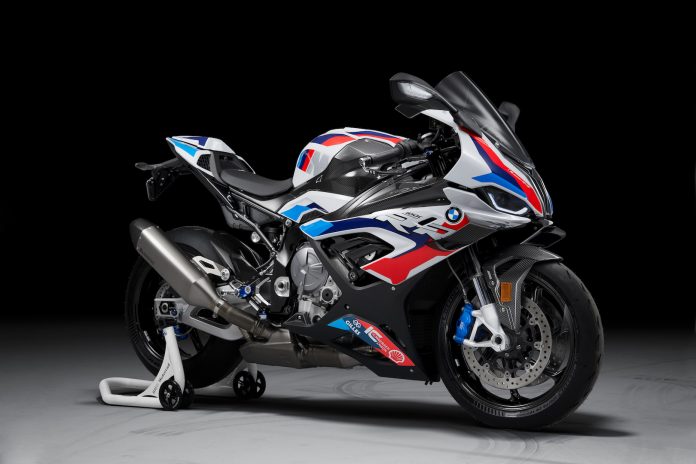 bmw-m-1000rr-2021-foto-estúdio-moto-parada