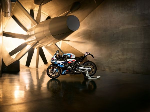 bmw-motorrad-m1000rr-moto-adventure