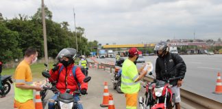 CCR RodoAnel distribui kit de higiene para motociclistas