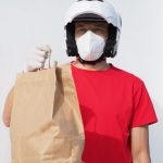 o-homem-usa-mascara-e-capacete-de-motociclista_156352-953