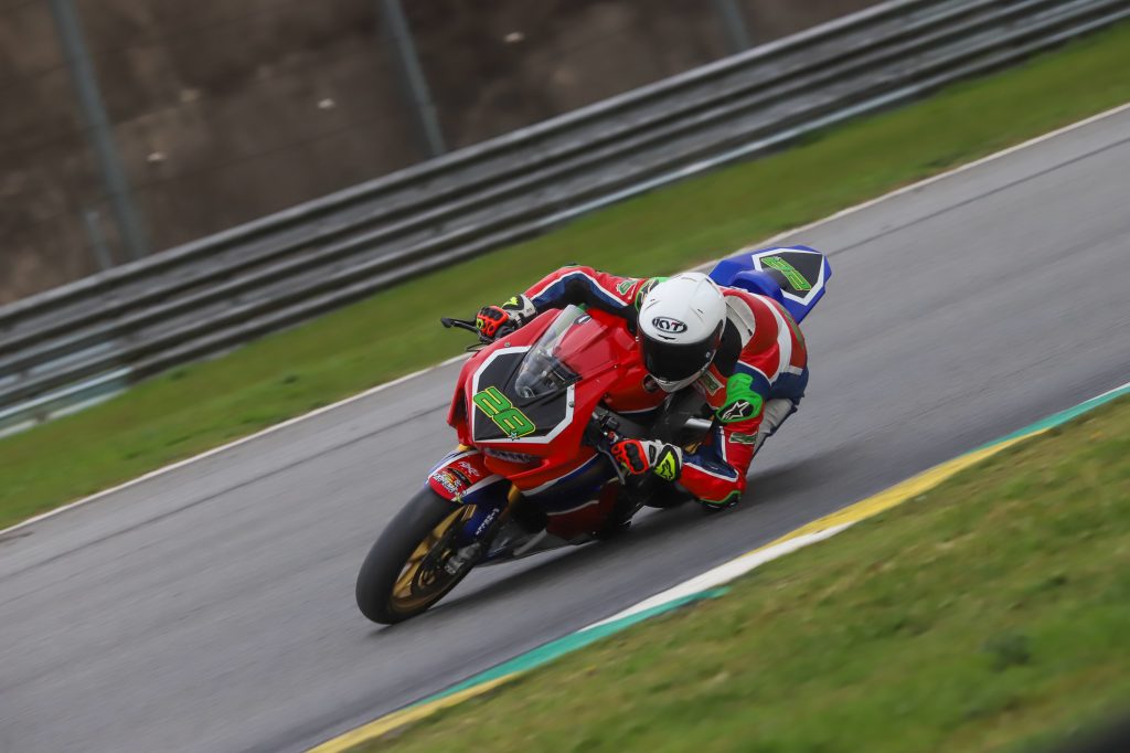 Pedro Sampaio vence principal corrida da segunda etapa do SuperBike Brasil