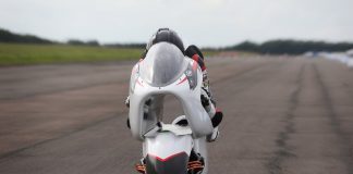 Moto britânica inusitada mira recorde de velocidade entre elétricas