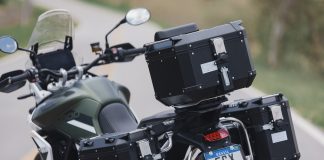 Triumph lança Tiger 900 Touring com projeto inédito de nacionalização das malas da moto