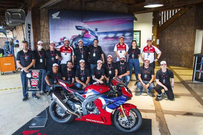 Programa-Honda-Red-Rider-leva-clientes-da-marca-para-experimentarem-a-nova-CBR-1000RR-RFireblade-SP-em-track-day