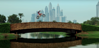 Sam Sunderland grava vídeo de ação de moto em Dubai