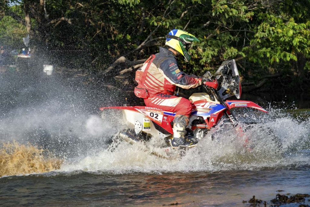 O piloto Jean Azevedo atravessa um rio pilotando sua CRF 450RX