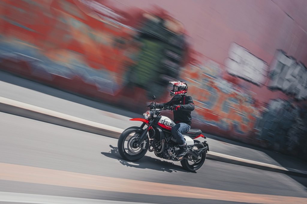 100.000-Scrambler-Ducati-colorem-as-ruas-de-todo-o-mundo