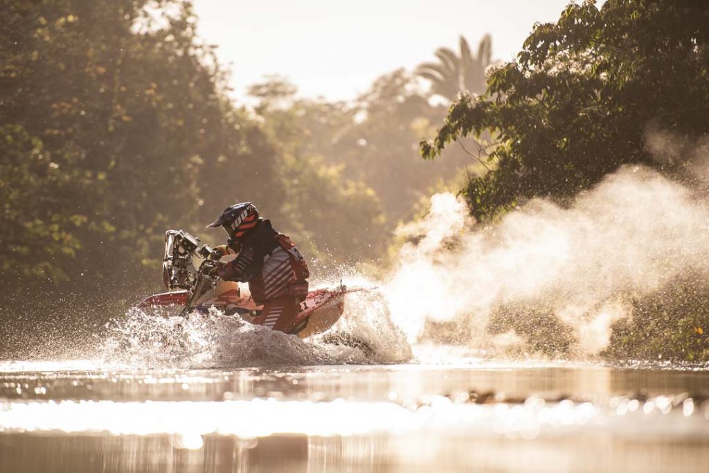 o argentino Martin Duplessis atravessa um rio empurrando sua CRF 450RX durante a 12a etapa do Rally dos Sertões