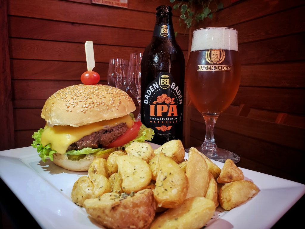 Texas Burguer e seu hambúrguer de 180 gramas, acompanhado por batatas rústicas e Baden Baden IPA