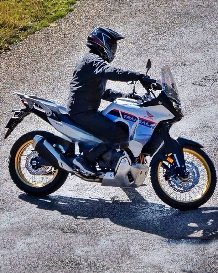 foto da nova honda transalp 750 flagrada em testes na europa