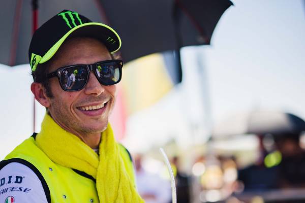 valentino-rossi-vai-pilotar-para-a-bmw-carros