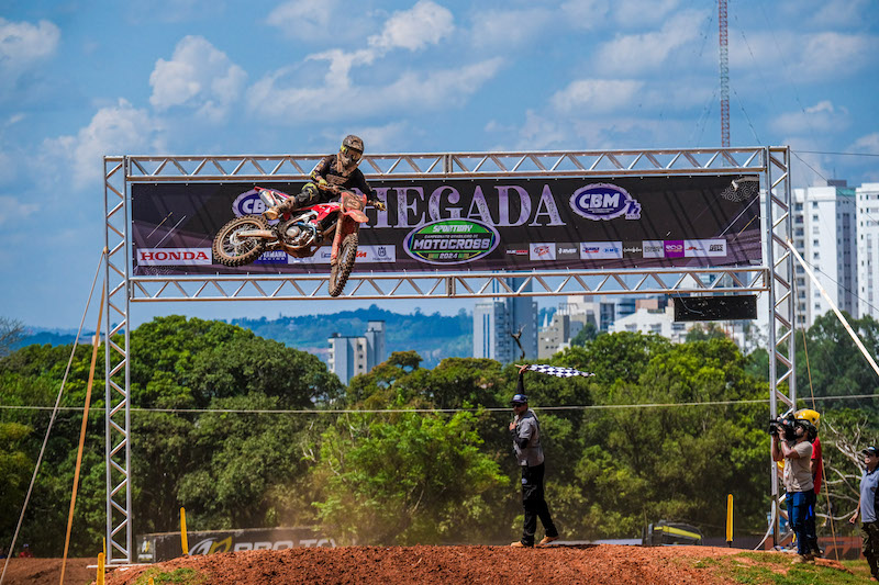 honda-racing-abre-o-brasileiro-de-motocross-2024-no-alto-do-podio