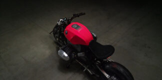 BMW Motorrad apresenta conceito BMW R20 Em frente ao pitoresco cenário de Villa d'Este, no Lago Como, a BMW Motorrad revela sua mais recente obra-prima de design: o conceito BMW R20. Essa motocicleta celebra a mais alta habilidade artesanal e se apresenta como o epítome do design expressivo e descolado, refinado até o último detalhe. Como parte do renomado Concorso d'Eleganza Villa d'Este, famoso por sua elegância e significado histórico para veículos extraordinários, a BMW Motorrad apresenta o lendário motor Big Boxer refrigerado a ar e óleo como um elemento escultural central. Autêntica, de alta classe, descolada O conceito BMW R20 é uma motocicleta que impressiona com uma aparência poderosa em um estilo casual elegante, enquanto preenche os atributos típicos da BMW Motorrad: design clássico e excelente engenharia combinados com uma mecânica emocionante. Centrado em torno do motor Big Boxer como o epicentro do grande prazer de pilotagem, o tanque expressivo se apresenta como uma escultura, a traseira é reduzida ao essencial para enfatizar as linhas limpas e a potência da motocicleta. O chassi foi completamente redesenhado e, com uma estrutura principal de loop duplo preto feita de tubos de aço cromo-molibdênio, forma a espinha dorsal. Com a roda a disco preta de 17x6,25 polegadas na traseira, na qual está montado um pneu de dimensão 200/55, e uma roda de 17" com raios pretos e pneu de dimensão 120/70 na dianteira, o conceito BMW R20 combina tradição e modernidade. Os dois suportes do eixo traseiro em alumínio fresado são outro detalhe de alta qualidade. O eixo de transmissão exposto, adotado conceitualmente do R18 - o destaque visual dos conhecidos modelos R 18 - foi encurtado para integração na arquitetura do roadster. Como elementos de suspensão, os componentes Öhlins Blackline totalmente ajustáveis funcionam na dianteira e na traseira. As pinças de freio montadas radialmente da ISR na dianteira e na traseira cuidam da desaceleração, com seis pistões na dianteira e quatro pistões por pinça de freio na traseira. Além disso, o sistema de escapamento 2 em 2 proporciona o caráter sonoro adequado e completa perfeitamente o design. Como uma Big Boxer Roadster, o conceito BMW R20 estabelece novos padrões no mundo das motocicletas e confirma o compromisso da BMW Motorrad com a melhor engenharia e a pura paixão pelo motociclismo. Vivendo a cultura do Big Boxer A peça central do conceito da BMW R20 continua sendo o motor Big Boxer refrigerado a óleo e ar, agora com um deslocamento de 2.000 cc. Para a moto-conceito, foram desenvolvidas novas tampas de cabeçote, uma nova tampa de correia e um novo resfriador de óleo, para que fosse possível montar os tubos de óleo parcialmente ocultos. Um destaque especial é a vista lateral: o olho segue o caminho do ar à medida que ele flui através dos funis de admissão abertos para os corpos do acelerador e cilindros, antes de escapar pelo sistema de escapamento aberto e pelos canos de escape com design de megafone, criando o som típico da som típico da Big Boxer. Estilo arrojado O tanque de alumínio recebeu um novo design e se apresenta na cor progressiva "mais quente que o rosa" dos anos 1970. O conceito BMW R20 tem cores coordenadas com as tampas do cabeçote do cilindro, a tampa do cinto e os funis de entrada de ar feitos de alumínio polido e anodizado, bem como o suporte Paralever, o sistema de apoio para os pés e as pinças de freio ISR em bronze. A lanterna traseira foi perfeitamente integrada ao assento único, que é estofado com Alcântara preto acolchoado e couro de grão fino, e enfatiza a aparência dinâmica do roadster com sua traseira compacta. O moderno farol de LED é apresentado na forma de um anel de alumínio impresso em 3D com luz de circulação diurna integrada. O farol principal parece flutuar opticamente no meio desse anel de luz de circulação diurna. Cada um desses detalhes contribui para o caráter único da motocicleta conceitual e ressalta sua afirmação geral: O conceito BMW R20 leva a cultura Big Boxer a um novo patamar.