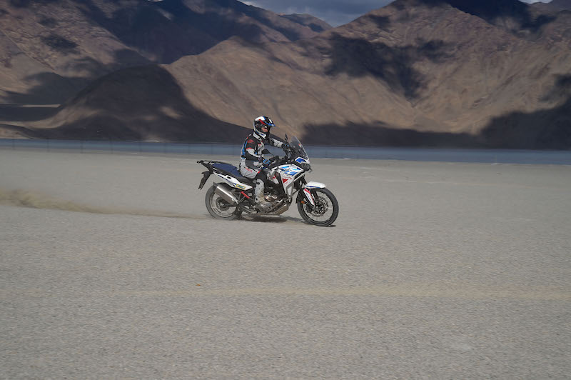 Pneus-Metzeler-Karoo-4-e-Honda-Africa-Twin:-4-passagens-do-Himalaia