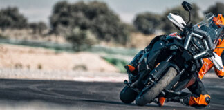 KTM 1390 Super Adventure: big trail de smoking KTM-1390-Super-Adventure