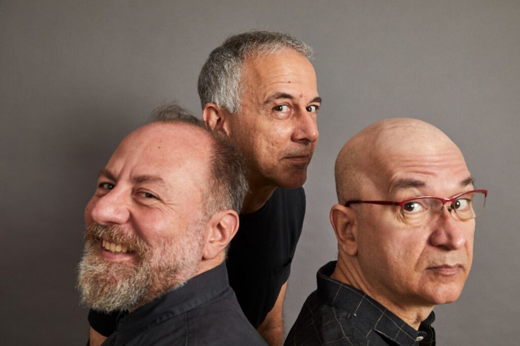paralamas do sucesso foto dos músicos herbert viana (esquerda), joão barone (direita) e bi ribeiro (ao fundo)