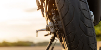 Pneus reformados: risco ilegal close de pneu de moto traseiro