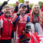 dean-harrisson-celebra-vitória-superstock