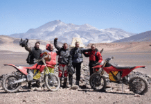 Suíco quebra recorde de altitude com moto elétrica a-equipe-recordista-com-as-duas-Stakr-Varg