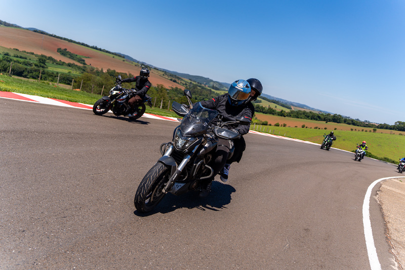 bajaj-dominar-rides-daybraker