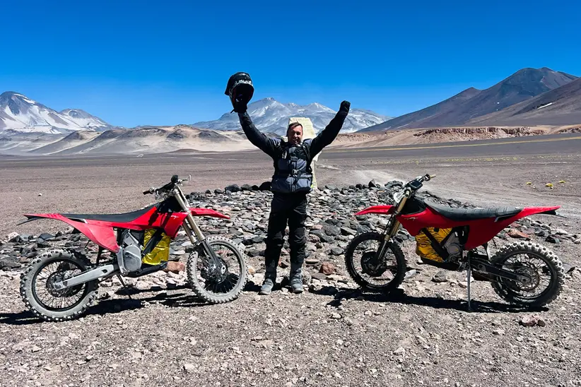 jiri-zak-celebra-o-feito-ao-lado-de-duas-stark-varg