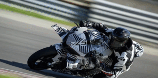 CFMoto mira nas gigantes com seu míssil de 210CV CFMoto-V4-SR-RR-PISTA