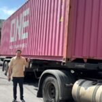 Renan Vicari, analista de exportação da Rinaldi, ao lado do primeiro container rumo as Filipinas. Crédito Divulgação Rinaldi