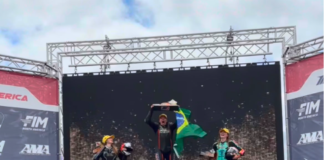 Tati Paze leva o Brasil ao lugar mais alto do pódio nos Estados Unidos Após se tornar a primeira brasileira a subir no pódio do MotoAmerica, ao conquistar o P3 e o P2 na etapa anterior, agora a pilota alcança o P1