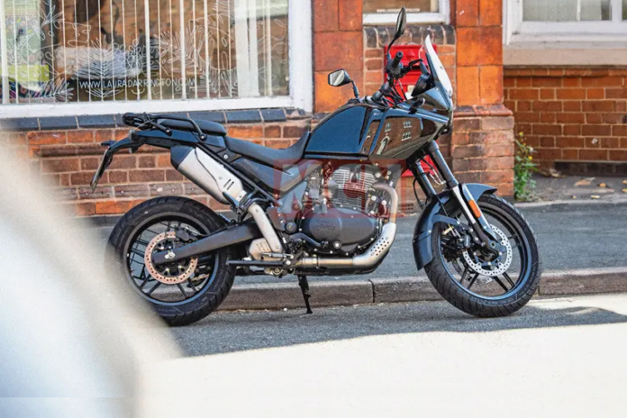Royal Enfield Himalayan 750 flagrada na Inglaterra