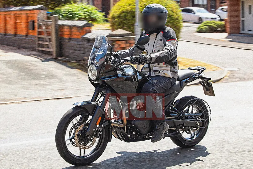 Royal enfield himalayan 750 flagrada na inglaterra