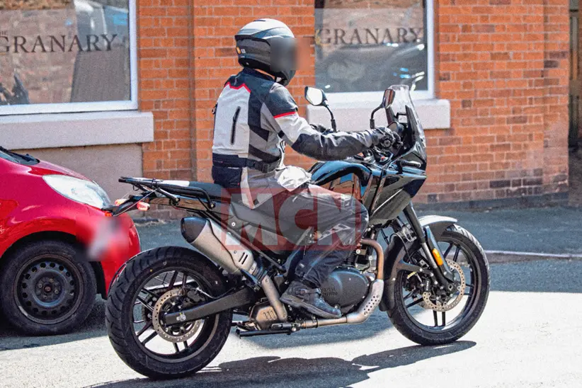 Royal enfield himalayan 750 flagrada na inglaterra