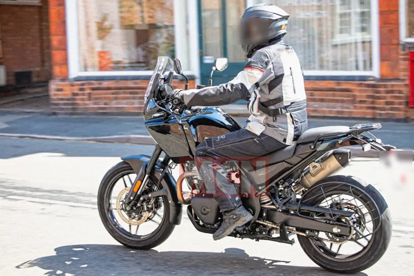 Royal Enfield Himalayan 750 flagrada na Inglaterra