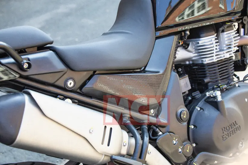 Royal enfield himalayan 750 flagrada na inglaterra